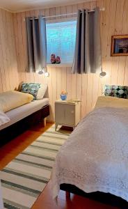una camera con letto e finestra di Berlevåg Apartment a Berlevåg