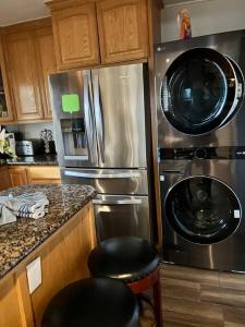 uma cozinha com um frigorífico de aço inoxidável e uma máquina de lavar louça em An Amazing comfortable home front house em Los Angeles