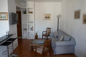 een woonkamer met een bank en een tafel bij Adagio Suite in Rapallo