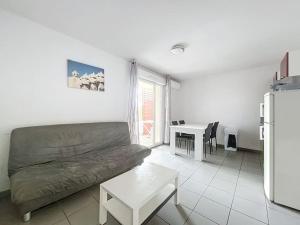 ein Wohnzimmer mit einem Sofa und einem Tisch in der Unterkunft 3317 - Appartement 6 couchages in Argelès-sur-Mer