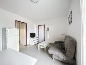 ein Wohnzimmer mit einem Sofa und einem TV in der Unterkunft 3317 - Appartement 6 couchages in Argelès-sur-Mer