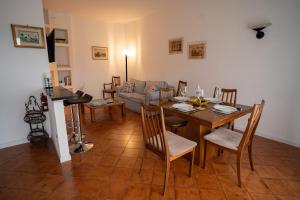 een eetkamer met een tafel en een bank bij Adagio Suite in Rapallo