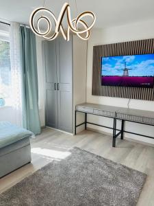 sypialnia z ławką i żyrandolem w obiekcie Luxury apartment magical Portorose w Portorožu