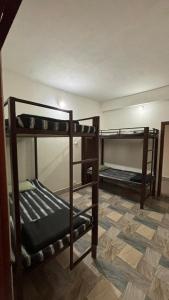 シロンにあるBoys Dormitory at Kerins Guest Houseの二段ベッドが3つある部屋