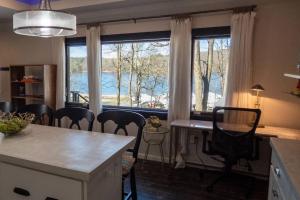 une cuisine avec une table et des chaises ainsi qu'une grande fenêtre dans l'établissement Marina Hillside Lakefront Retreat, à Monticello