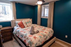 Кровать или кровати в номере Marina Hillside Lakefront Retreat