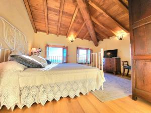Giường trong phòng chung tại Buena Vista, sea view renovated rural house