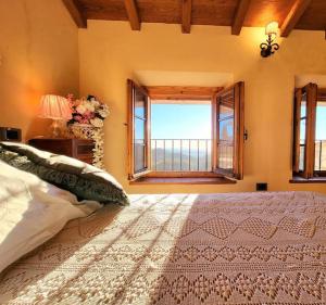 Giường trong phòng chung tại Buena Vista, sea view renovated rural house +24 ảnh