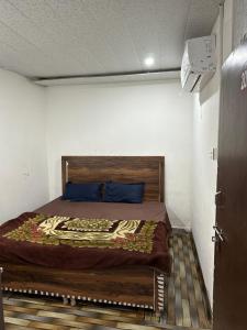 Baikunth dham tesisinde bir odada yatak veya yataklar