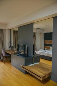 um quarto com um quarto com uma cama e uma secretária em Park Golden View Hotel Casino em Ohrid