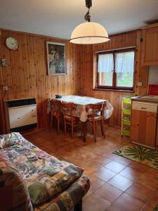 een keuken en eetkamer met een tafel en stoelen bij PM 10 Via Don Aldo Osquez Guest House in Antey-Saint-André