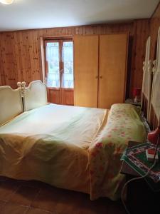 um quarto com uma cama grande num quarto em PM 10 Via Don Aldo Osquez Guest House em Antey-Saint-André