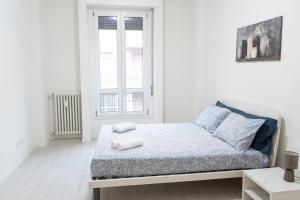 ein Schlafzimmer mit einem Bett mit zwei Handtüchern darauf in der Unterkunft CE6 - [Corso Sempione] • Large Apartment in Mailand