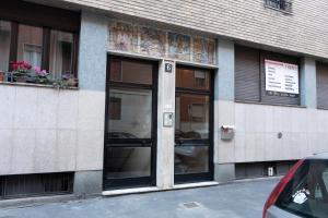 ein Gebäude mit Glastüren und einem Fenster in der Unterkunft CE6 - [Corso Sempione] • Large Apartment in Mailand