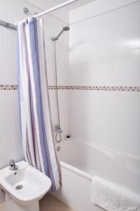 une salle de bain avec douche, lavabo et toilettes dans l'établissement Piso con garaje El Puente en Santa Cruz de La Palma, à Santa Cruz de la Palma 10 autres photos