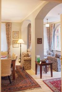 a living room with a table and chairs at Villa Titina in Miedzygorze