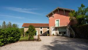 a large brick house with a large driveway at Posada Rolisas in Polanco