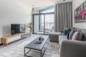 un salon avec un canapé et une télévision dans l'établissement Frank Porter - 15 Northside, à Dubaï