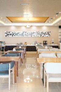 une salle à manger avec des tables et des chaises dans l'établissement Hotel Kristal, à Durrës