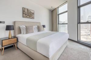 - une chambre blanche avec un grand lit et des fenêtres dans l'établissement Frank Porter - 15 Northside, à Dubaï 14 autres photos