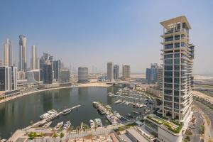 une vue aérienne sur une ville avec un port de plaisance dans l'établissement Frank Porter - 15 Northside, à Dubaï