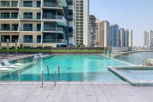 une grande piscine devant un bâtiment dans l'établissement Frank Porter - 15 Northside, à Dubaï