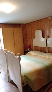 a bedroom with a large bed in a room at PM 10 Via Don Aldo Osquez Guest House in Antey-Saint-André