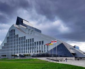 um grande edifício com bandeiras à sua frente em Old Riga over the river, Free parking, up to 4ppl. Self Check-in\out em Riga
