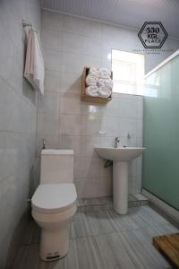 y baño con aseo y lavamanos. en Cozy Oasis Large Apt in Center of Kigali Rwanda, en Kigali