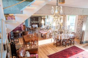 a dining room with a table and chairs and a chandelier at Posada Rolisas in Polanco