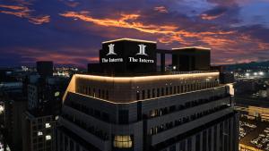 平沢市にあるThe Interra Hotel Pyeongtaekの夜のヒルトンタイムズ労働組合の建物の眺め