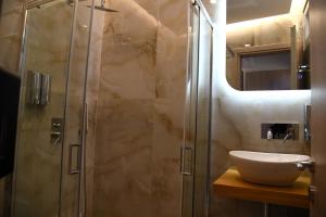 La salle de bains est pourvue d'une douche et d'un lavabo. dans l'établissement Authentic Plaka Home, à Athènes