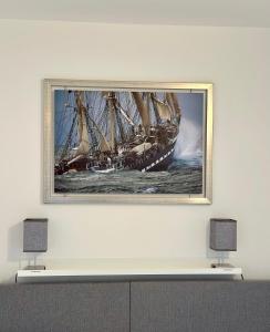 un'immagine di una nave in un dipinto su un muro di Ferienvermietung Fehmarn Captains Corner Südstrand WHG 59-110 a Fehmarn