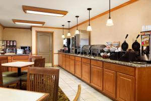 Ресторан / где поесть в Country Inn & Suites by Radisson Kenosha - Pleasant Prairie