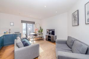 een woonkamer met 2 banken en een keuken bij Super Central 2 Bedroom Flat I Next to Brighton Station in Brighton & Hove