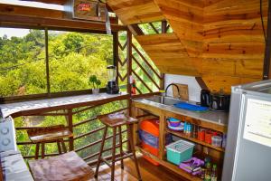 eine Küche in einem Baumhaus mit Spüle in der Unterkunft Finca Makambu in Platanillo