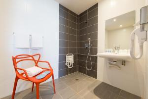 Um banheiro em Hôtel Confort La Rochelle Centre les Minimes