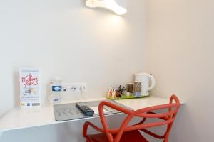 A cozinha ou cozinha compacta de Hôtel Confort La Rochelle Centre les Minimes