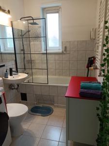 łazienka z wanną, toaletą i umywalką w obiekcie Ul Prusa Centrum 45m balkon dla 5 osób w mieście Piła
