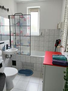 łazienka z wanną, toaletą i umywalką w obiekcie Ul Prusa Centrum 45m balkon dla 5 osób w mieście Piła
