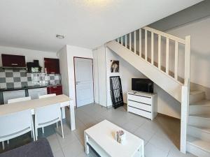 een woonkamer met een trap en een eetkamer bij 3303 - maison avec piscine in Argelès-sur-Mer