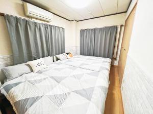 Giường trong phòng chung tại 西武新宿線　駅近　6人可
