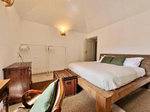 una camera con un grande letto e una scrivania di Casa Matteo-Gran Sasso a L'Aquila