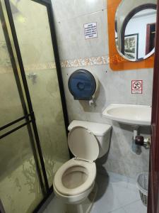Bilik mandi di Hotel Manoa