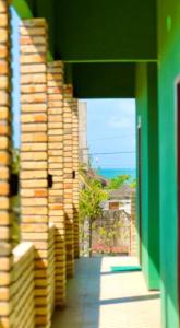 um corredor de uma casa com pilhas de tijolos em Suítes Green Village Flecheiras em Flecheiras