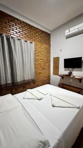 Een bed of bedden in een kamer bij Suítes Green Village Flecheiras