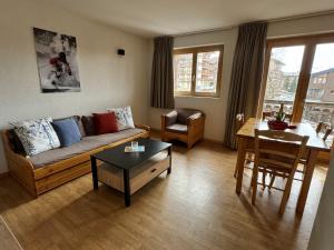 - un salon avec un canapé et une table dans l'établissement Pracondu RENOVE OUTDOOR & FUN appartement 2 chambre 6 personnes, à Nendaz