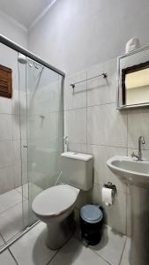 Um banheiro em Suítes Green Village Flecheiras