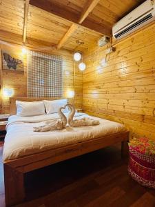 La serene nandihills客房内的一张或多张床位