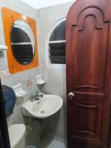 Bilik mandi di Hotel Manoa